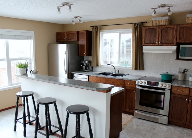 Kitchen with Oak Cabinets BEFORE